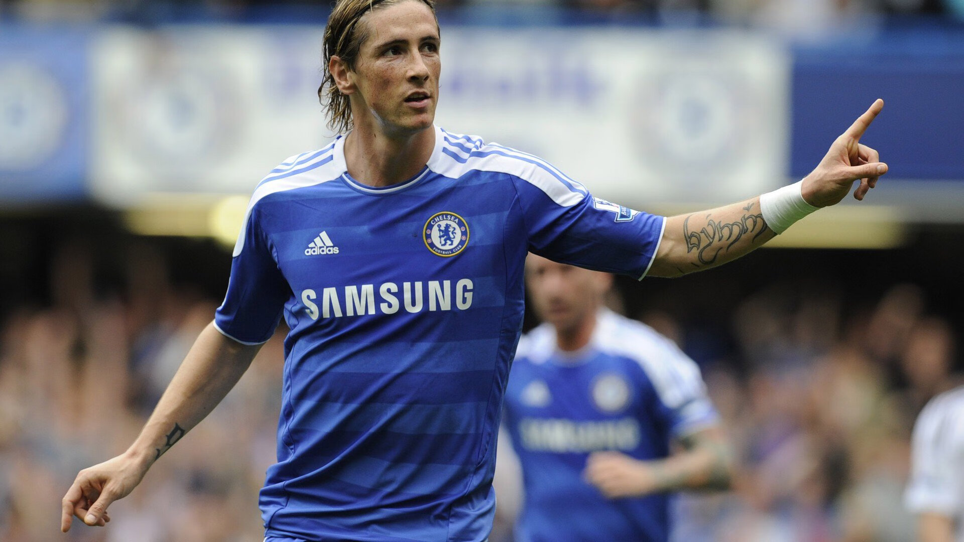 浓眉哥在美国队比赛中持续失利，大比分获胜引发热议！全场沸腾不已